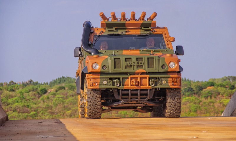 Ministério da Defesa do Brasil envia 20 blindados para fronteira