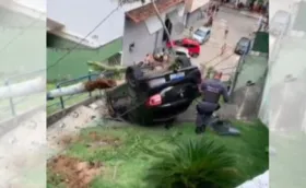 Imagem ilustrativa da imagem Carro capota em escadaria após perseguição em Vila Velha
