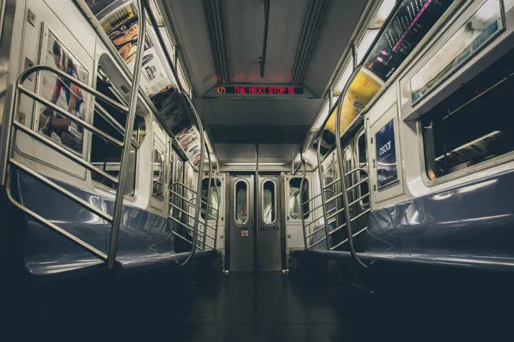 Imagem ilustrativa da imagem Mulher é estuprada em metrô, passageiros filmam crime, mas não ligam para a polícia