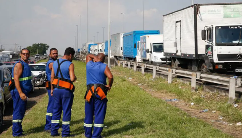 Imagem ilustrativa da imagem Está crescendo a tendência de caminhoneiros de parar o Brasil', diz Bolsonaro