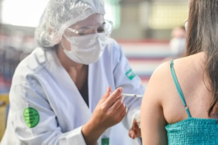 Imagem ilustrativa da imagem Vacinação contra covid sem agendamento em Vitória neste sábado