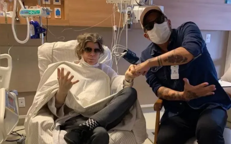 Imagem ilustrativa da imagem Branco Mello recebe visita de Sérgio Britto após cirurgia para retirada de tumor