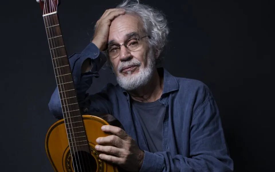 O cantor e compositor Renato Teixeira canta sucessos de mais de 40 anos de carreira, neste sábado (15)
