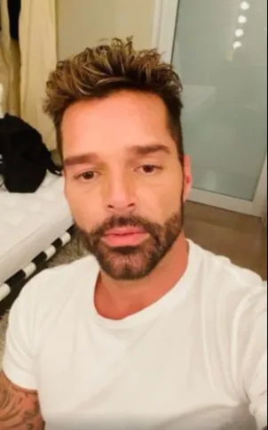 Imagem ilustrativa da imagem Ricky Martin convida fãs a refletirem sobre cenário atual ao lançar "Pause", de surpresa