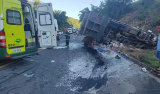 Imagem ilustrativa do matéria Acidente entre caminhão, van e carro interdita a BR-101