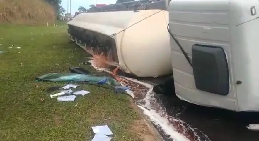 Imagem ilustrativa da imagem Após acidente com caminhão, óleo diesel atinge córrego na Serra